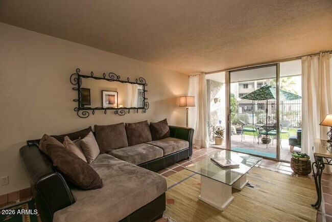 Foto del edificio - 7625 E Camelback Rd