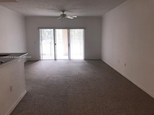 Foto del edificio - 2442 Centergate Dr