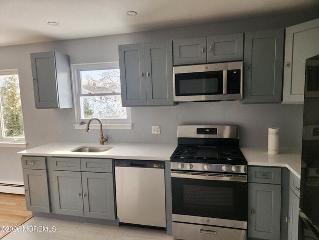 Building Photo - 883 Roundtree Dr