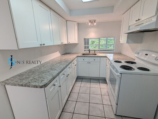 Foto del edificio - Recently renovated 2/2/1 1300 Sq. Ft. Fres...