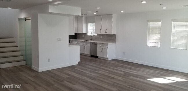 Building Photo - 3 br, 3.5 bath Townhome - 1230 N Kenmore Ave