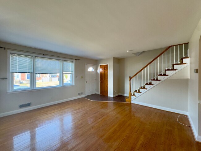 Foto del edificio - Spacious 3Bed/2.5Bath Townhome in Halethorpe