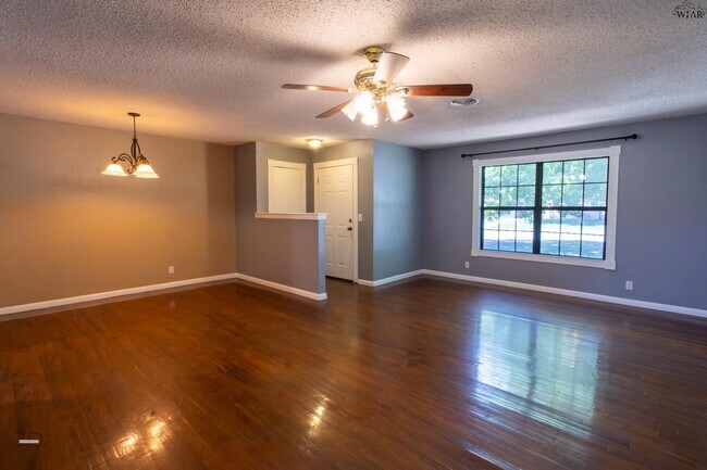 Foto del edificio - 501 W Texas Ave