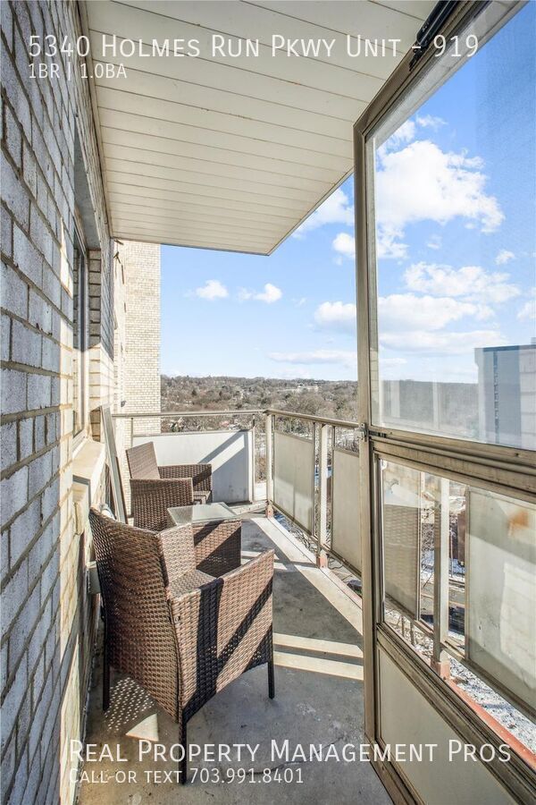 Foto del edificio - Stylish, Updated Condo Near Metro — All Ut...