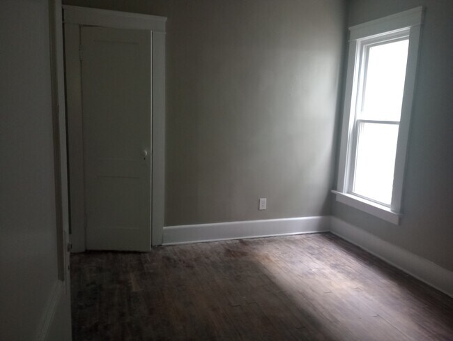Building Photo - 1351 W 10th St