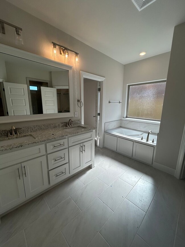Building Photo - Beautiful Bentonville Home! 4 Bedrooms, 2 ...