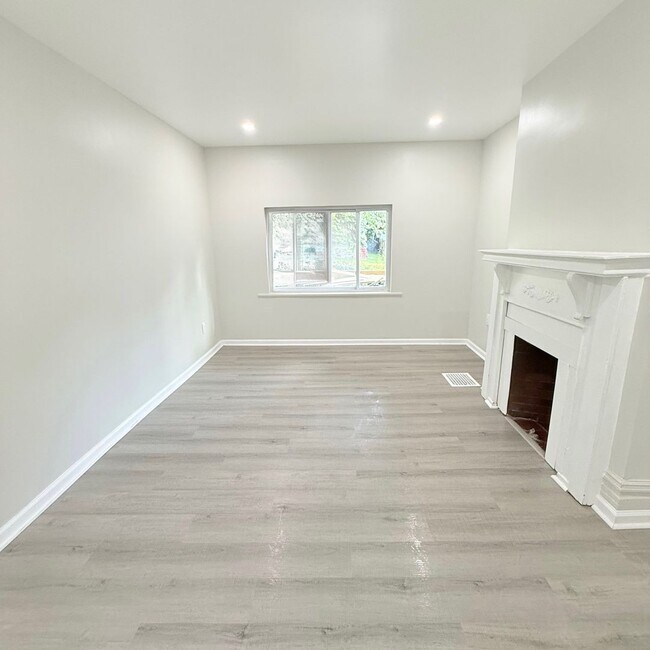 Foto del edificio - 2021 Hampton Ave