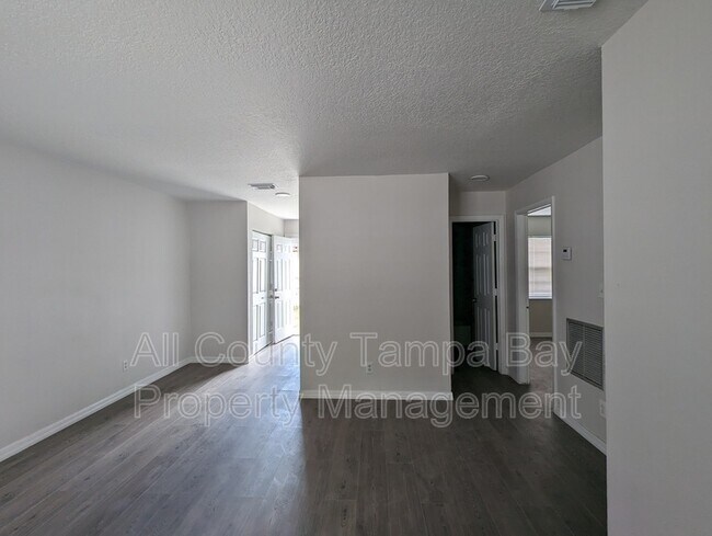 Building Photo - 404 W Columbus Dr