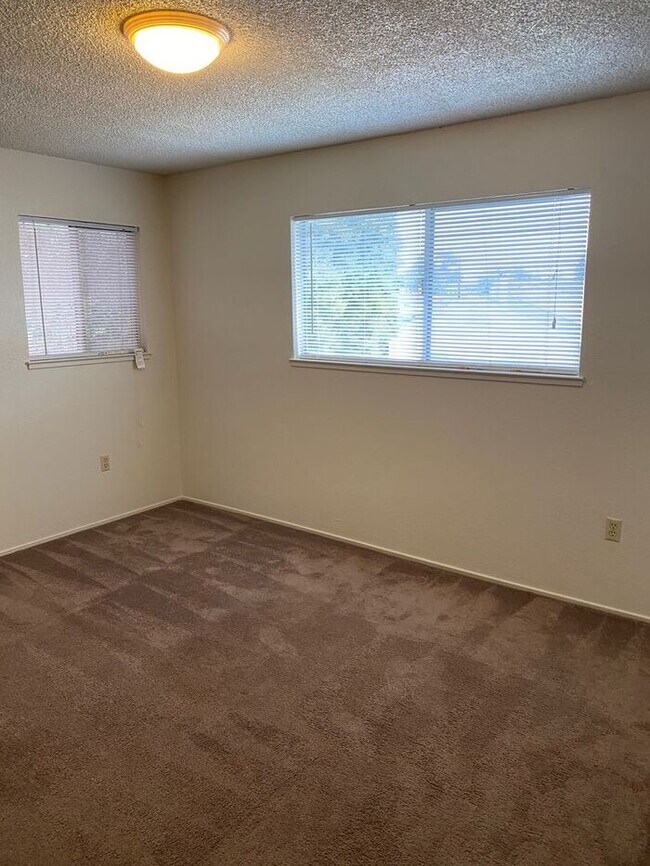 Building Photo - Great 2 Bedrooms 2 Bath