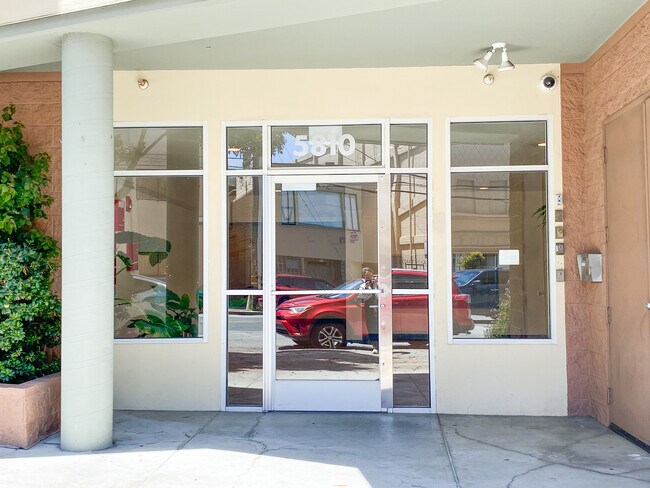 Foto del edificio - 5810 Mission St