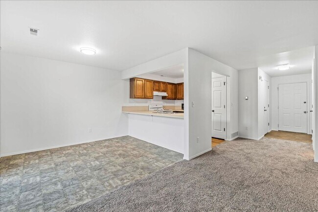 Foto del edificio - 3 Bedroom 1.5 Bathroom Townhouse in Southeast Boise