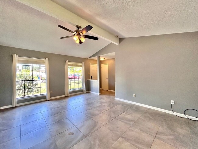 Building Photo - Nice & Cozy 2/BR 1/BA Home with Fenced Yar...