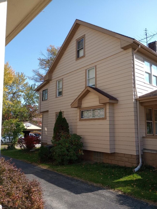 Building Photo - 385 Oak Knoll Ave SE