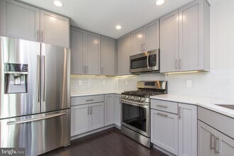 Building Photo - 716 S Sartain St