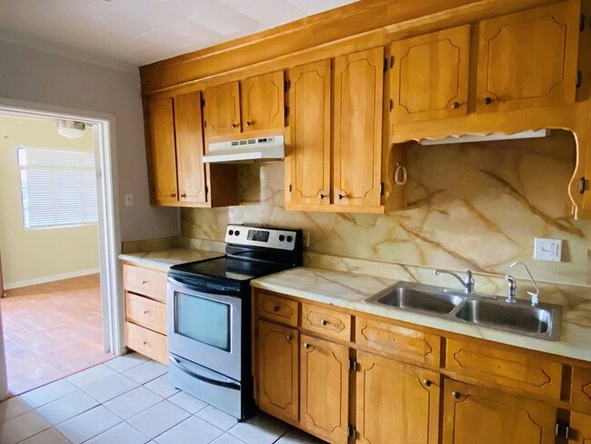 Foto del edificio - 1926 W Adams St