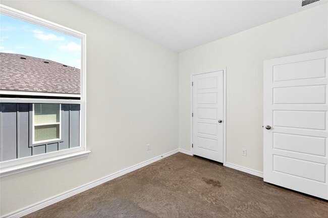 Building Photo - 628 Pacific Crest Trl