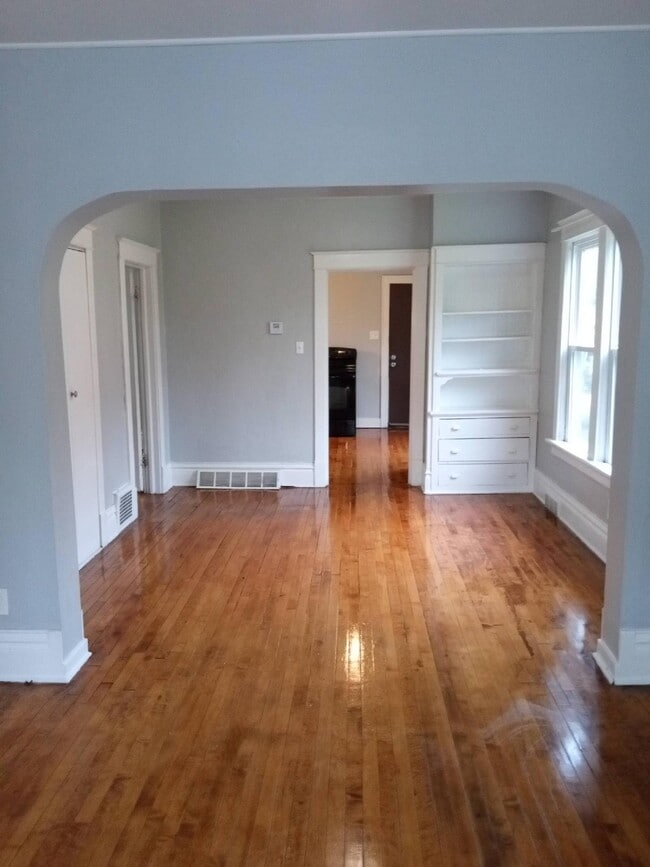 Building Photo - 1732 S 76th St