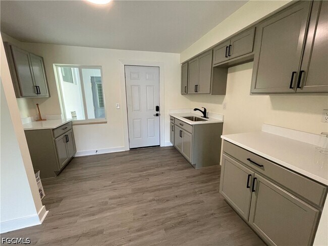 Foto del edificio - 233 Cape Coral Pkwy E