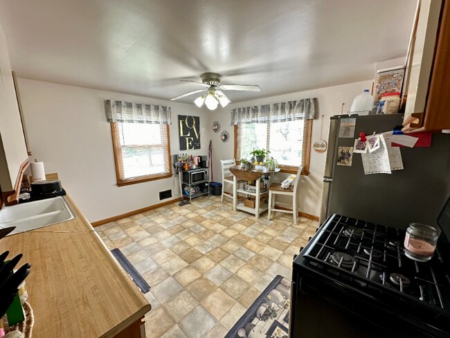 Foto del edificio - 3389 S Whitnall Ave