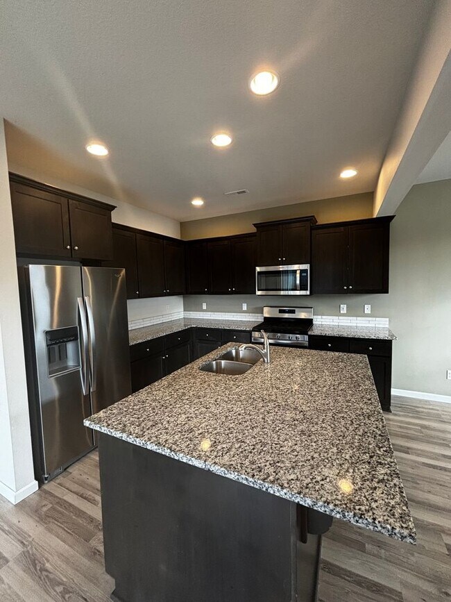 Foto del edificio - Newer SE 3 Bdrm House, All Appliances incl W/D, Air Cond, Community Pool, Double Garage