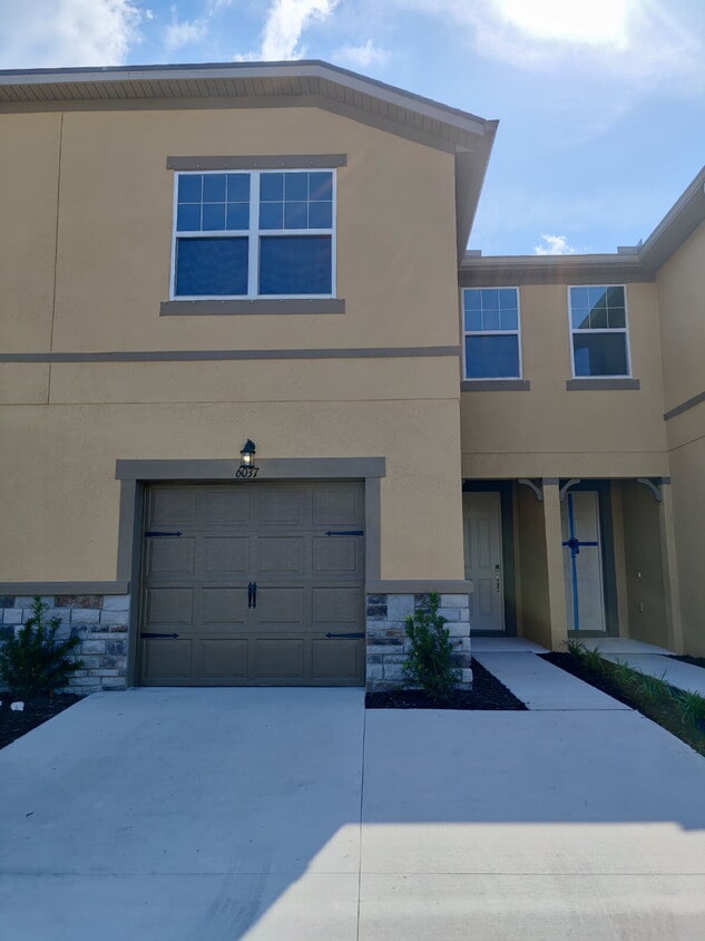 Beautiful 3-Bedroom Townhome in Gated Avea Pointe - Beautiful 3-Bedroom Townhome in Gated Avea Pointe