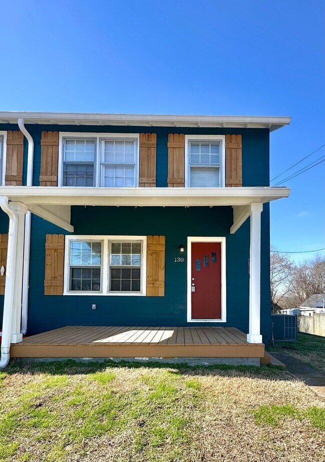 Building Photo - JUST RENOVATED!!  Retro Old Hickory Village Townhouse! Close to EVERYTHING!