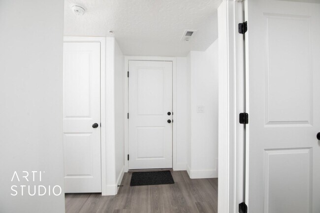 Building Photo - **Move-in Special** t Beautiful Townhome i...