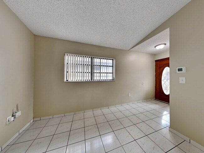 Foto del edificio - 2579 W 70th St