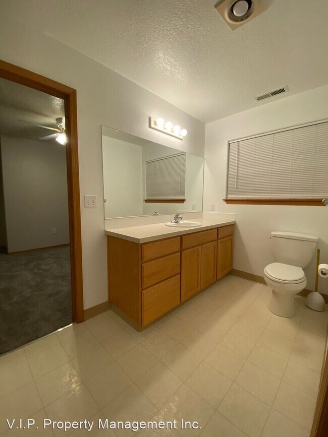 Building Photo - 2 br, 1.5 bath House - 10942 NE Weidler St