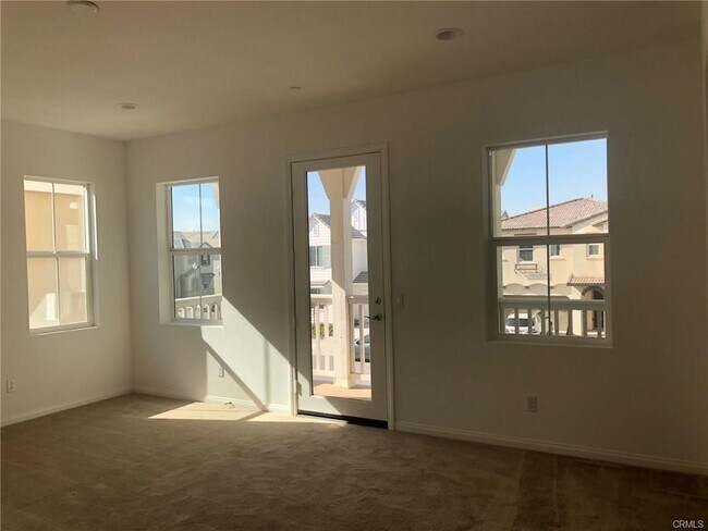 Foto del edificio - 16133 Almond Ave