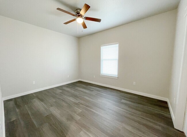 Foto del edificio - Quiet neighborhood/Open floor plan/Paved s...