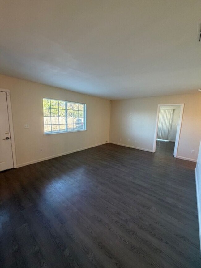 Foto del edificio - 7585 Twin Oaks Ave