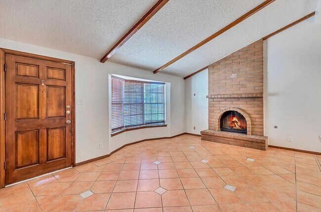 Building Photo - 4886 Maureen Cir