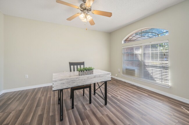 Building Photo - 4 bedroom 2 bathroom