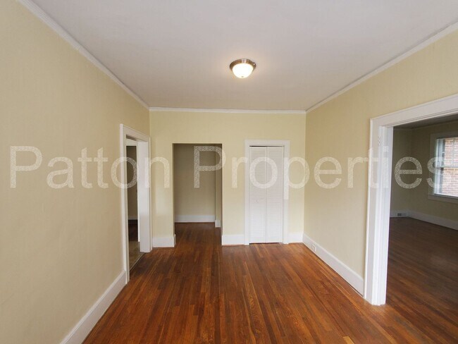 Foto del edificio - 3412-3414 Blossom Street - Inside CoC - R1...