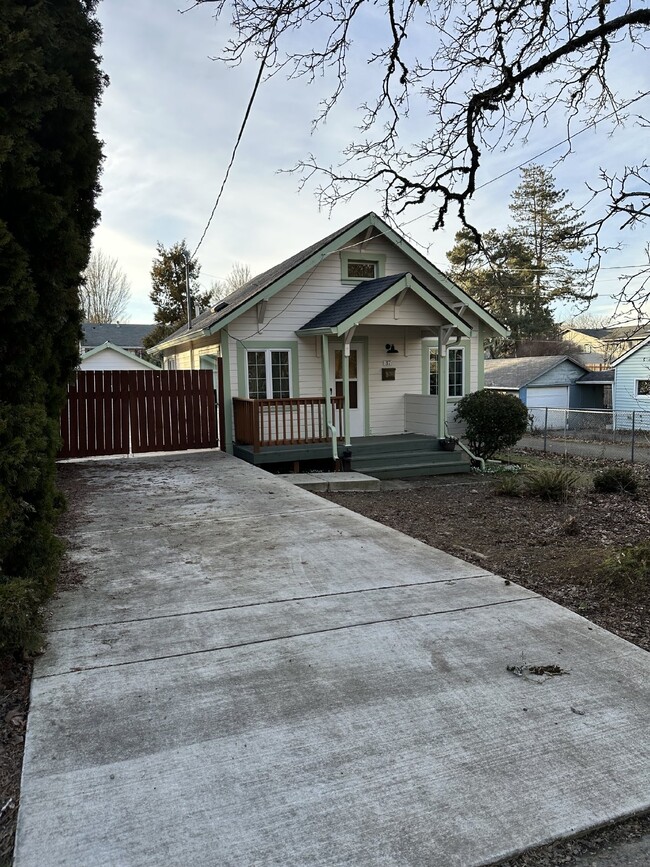 Building Photo - Cute 1BR 1BA Bungalow w/ Large, Fenced Bac...