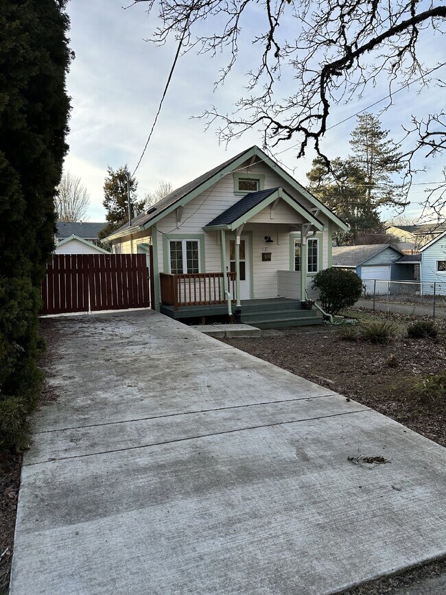Foto del edificio - Cute 1BR 1BA Bungalow w/ Large, Fenced Backyard and AC