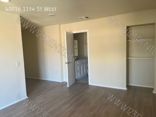 Foto del edificio - WEST PALMDALE 4BD/2BATH FRONT HOUSE