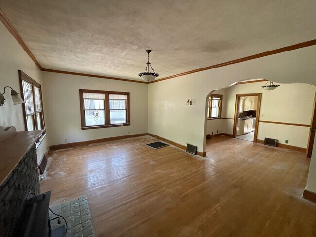 Building Photo - Adorable Vintage Home with Tons of Charact...
