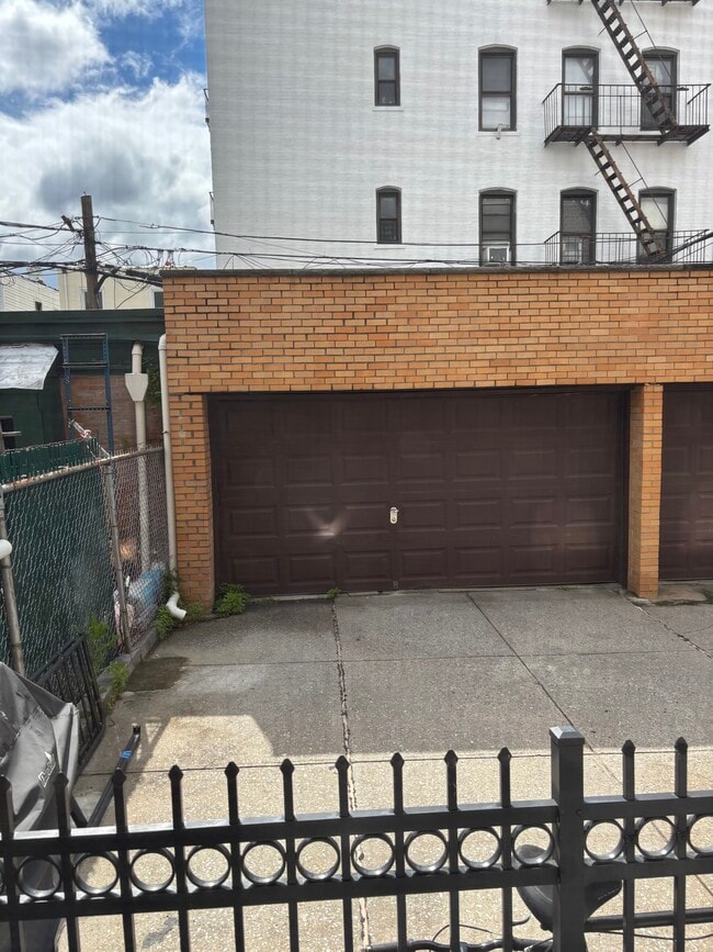 Foto del edificio - 2415 41st St