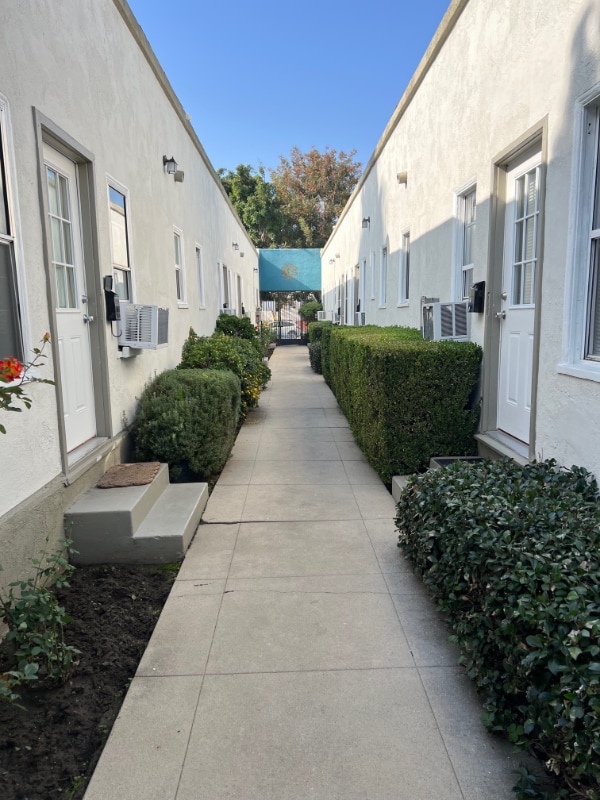 Building Photo - 1114 4/5 Tamarind Ave