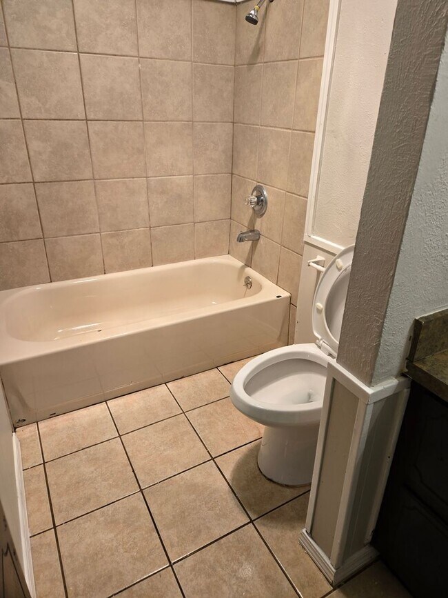 Foto del edificio - Charming 1-Bedroom Quad in Fort Worth – 80...
