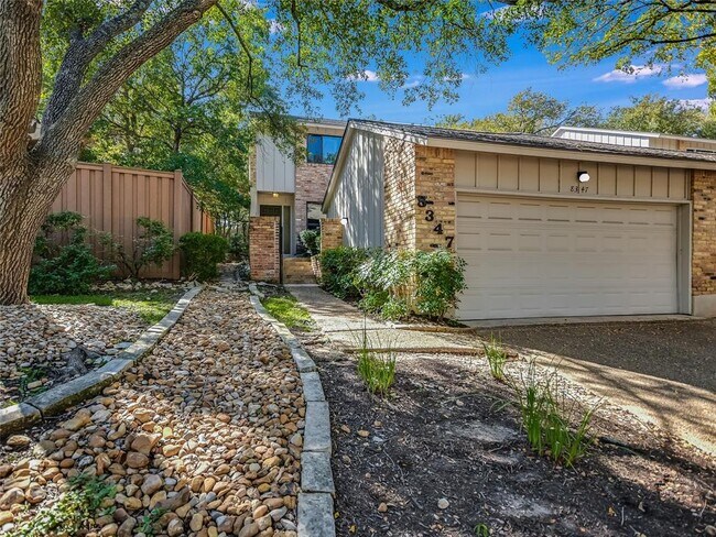 Foto del edificio - 8347 Summerwood Dr