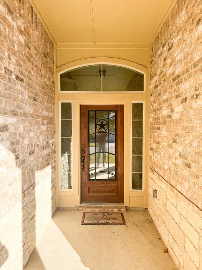 Foto del edificio - Popular DR Horton Sierra floor plan. 4 bed, 2 1/2 bath, 3 car garage, single story on a corner lo...