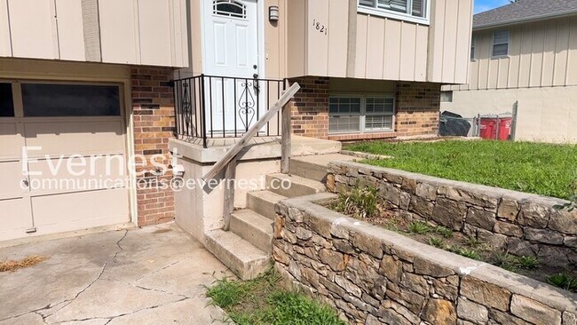 Building Photo - 1821 S Speas Dr