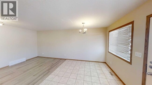 Building Photo - 9225-493 93 Ave