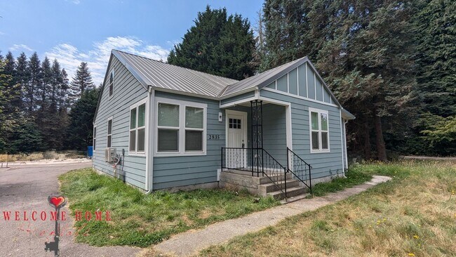 Foto del edificio - 4 bedroom home with air conditioning - Great location!!!  HUGE basement for your man cave or she ...