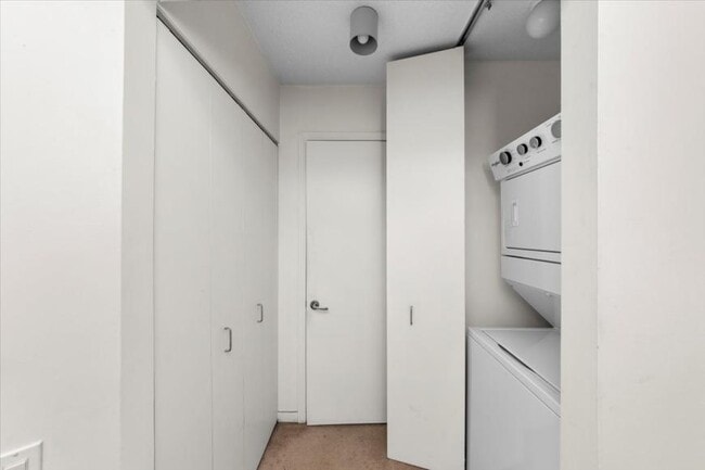 Foto del edificio - 0 bedroom in Chicago IL 60654
