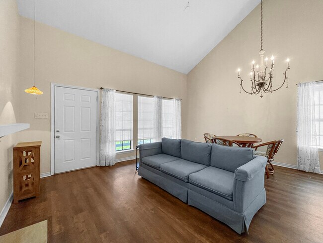 Foto del edificio - Spacious home featuring multiple bedrooms ...