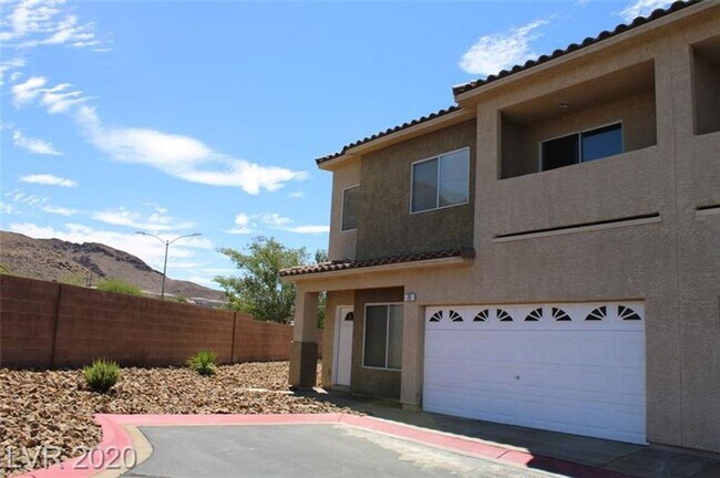Building Photo - Bright & Beautiful 3-Bed Townhome with Bal...
